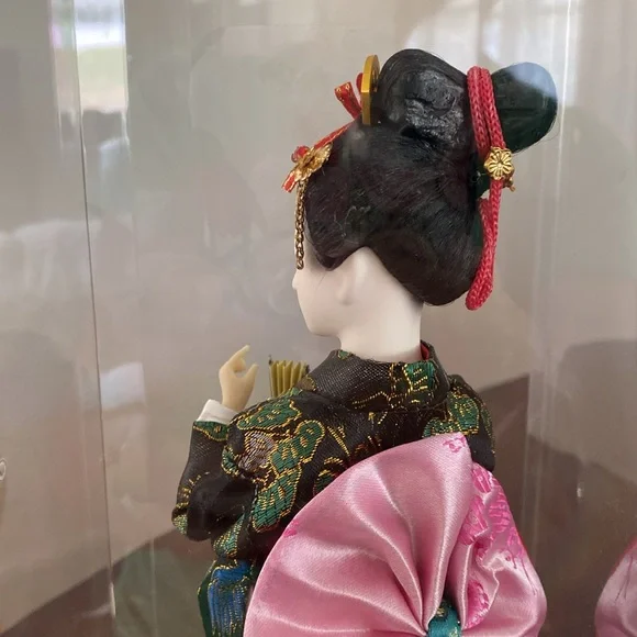 Elegant Japanese Geisha Doll in Display Case - Picture 6 of 13